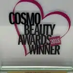 Plaque du vainqueur des Cosmo Beauty Awards 2018 avec motif en forme de cœur.